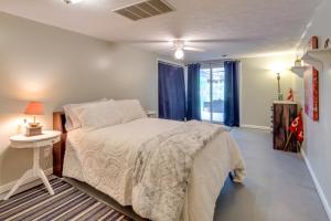 Lewisburg的住宿－Lake Malone Vacation Rental with Hot Tub!，一间卧室配有一张床、一张桌子和一个窗户。