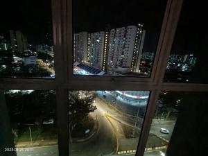 - une vue sur la ville la nuit depuis une fenêtre dans l'établissement City Town 2-6 Pax Beautiful View Cozy Condo, Jelutong, Georgetown, Centre Heart Of Penang Island, near Highway Komtar Gurney, à George Town