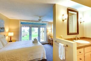 Ένα ή περισσότερα κρεβάτια σε δωμάτιο στο Glen Arbor Vacation Rental with Views of Lake!