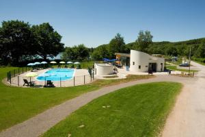 Bazén v ubytování Camping Les Ballastières - Vosges du Sud nebo v jeho okolí