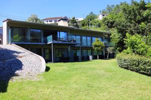 ein Haus mit einem großen Garten davor in der Unterkunft Apartamento Javali - Casas Barca do Rio - Geres in Geres