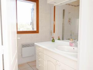 a white bathroom with a sink and a mirror at Maison familiale sous les palmiers de Hyères in Hyères +45 photos