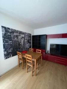 曼海姆的住宿－Joanna Apartment - MA Käfertal 1，一间带木桌和椅子的用餐室