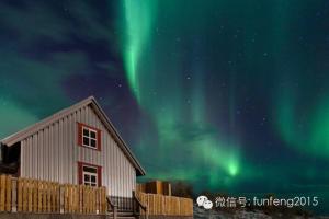 un bâtiment avec l'aurore dans le ciel dans l'établissement Vinland Cottage, à Egilsstaðir