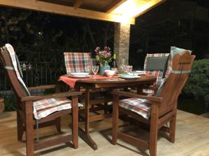 una mesa de madera y sillas en un patio en Sunset Apartment with a private yard at Medulin Riviera, en Medulin