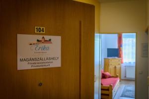 Posteľ alebo postele v izbe v ubytovaní Erika Apartman