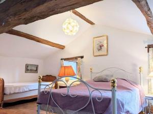 Schlafzimmer mit einem Bett und einem Kronleuchter in der Unterkunft Charmante Demeure 17ème 4ch-3sdb in Bioussac