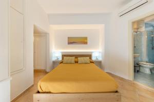 1 dormitorio con 1 cama amarilla grande en una habitación en Birago22Capri, en Capri