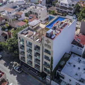 una vista aérea de un edificio de hotel con piscina en Soul Beach Boutique Hotel & Spa, en Playa del Carmen