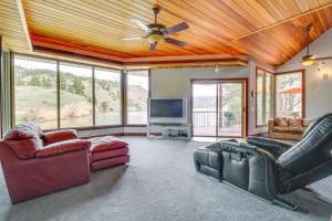 sala de estar con sofás y TV de pantalla plana. en Secluded Holter Lake Vacation Rental with Deck!, 