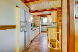 cocina con nevera y suelo de madera en Secluded Holter Lake Vacation Rental with Deck!, 