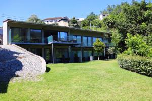 una casa con un grande cortile davanti di Apartamento Esquilo - Casas Barca do Rio - Gerês a Geres