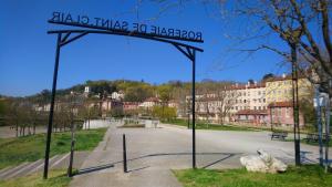 a sign that says alka takeka so alazaoca in a park at Le Cité Internationale Saint Clair in Caluire-et-Cuire