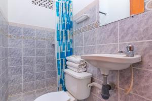 a bathroom with a sink and a toilet at Ayenda Confort De La Guajira in Ríohacha