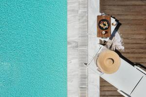 an overhead view of a swimming pool with a hat at Antigoni Seaside Resort in Ormos Panagias