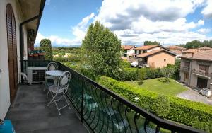 balcón con vistas a un patio en Apartment Princess I en Peschiera del Garda