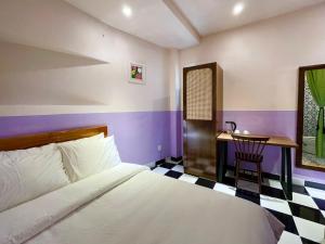 1 dormitorio con cama, escritorio y mesa en Ahu Hotel & Apartment, en Ho Chi Minh