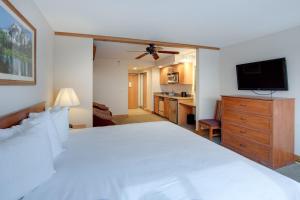 Postel nebo postele na pokoji v ubytování Ski-InandSki-Out Crested Butte Studio with Pool Access
