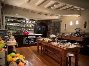 uma cozinha com uma mesa e um balcão com frutas em Casa Cartagena Boutique Hotel & Spa em Cusco