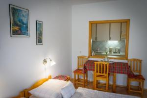 Posteľ alebo postele v izbe v ubytovaní Erika Apartman