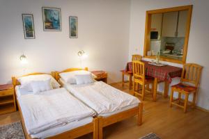 Posteľ alebo postele v izbe v ubytovaní Erika Apartman