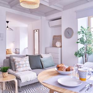 Gîte des Victoires في ميلوز: غرفة معيشة مع أريكة وطاولة