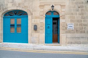 een blauwe deur aan de zijkant van een gebouw bij Home Mood B&B in Għarb