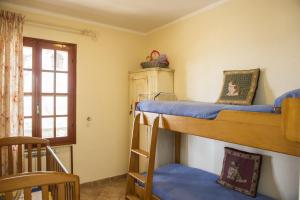 a room with two bunk beds and a window at Villino La Casetta in Castelnuovo Magra