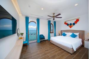 sypialnia z łóżkiem i balkonem z widokiem na ocean w obiekcie Roma Hotel Phu Quoc - Free Hon Thom Island Waterpark Cable Car w Duong Dong