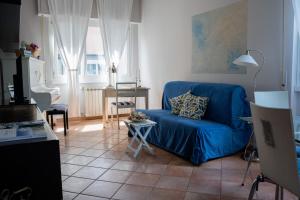 sala de estar con sofá azul y mesa en Il Nido di Jonathan Livingstone, en Rapallo