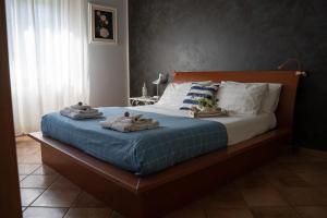 een slaapkamer met een bed met handdoeken erop bij Il Nido di Jonathan Livingstone in Rapallo