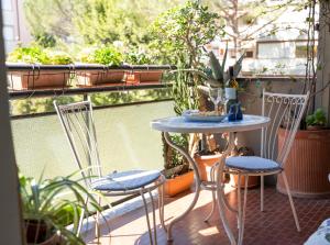 uma mesa e cadeiras numa varanda com plantas em Il Nido di Jonathan Livingstone em Rapallo