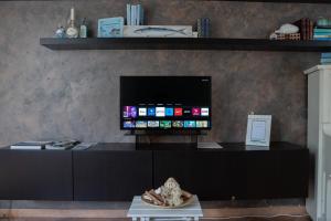 un soggiorno con TV a schermo piatto a parete di Il Nido di Jonathan Livingstone a Rapallo
