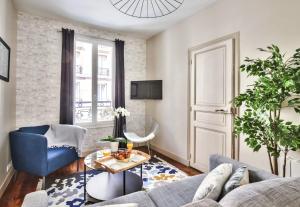 een woonkamer met een bank en een tafel bij 831 - Near South Arena in Paris Olympic Games 2024 in Parijs