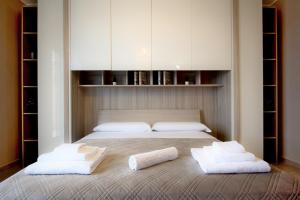 Un dormitorio con una cama con toallas blancas. en White House BnB, en Roma 14 fotos más