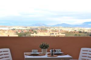un tavolo con due tazze di caffè in cima a un balcone di White House BnB a Roma