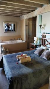 Un dormitorio con una cama grande y una bañera. en Casa Ensueño-Los Sitios de Aravalle, en Gilgarcía