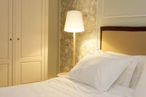 - une chambre avec un lit blanc et une lampe dans l'établissement In Porto Gallery Guesthouse, à Porto