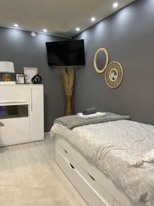 A bed or beds in a room at Beta House Apartments