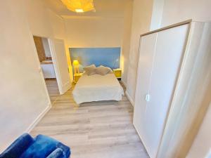 マルセイユにあるVieux Port Proximité Panier Clim Central Cachetのベッドルーム1室(ベッド1台、大型クローゼット付)