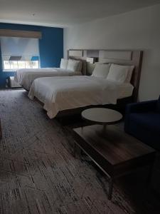 um quarto de hotel com duas camas e um sofá em Holiday Inn Express & Suites - Jourdanton-Pleasanton, an IHG Hotel em Jourdanton