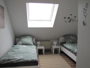 ein kleines Zimmer mit 2 Betten und einem Fenster in der Unterkunft Möblierte Dachgeschosswohnung in ruhiger Lage zu vermieten in Wetzlar