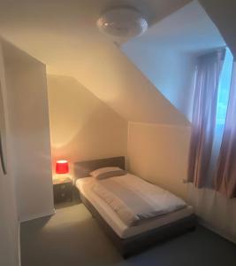 małą sypialnię z łóżkiem na poddaszu w obiekcie Ferienhaus Dakaj - Einfamilienhaus w Trewirze