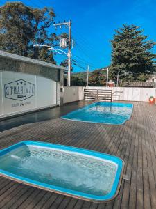 una gran piscina en una terraza junto a un edificio en Apartamento Penha Beira Mar Beto Carrero World, en Penha