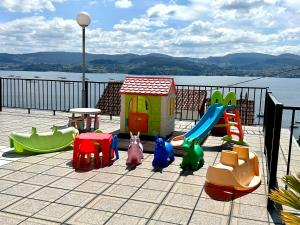 un grupo de juegos para niños en un balcón en Apartamentos Park Raxo, en Raxó