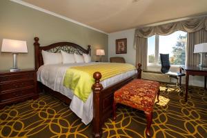 Кровать или кровати в номере Auberge Gisele's Inn