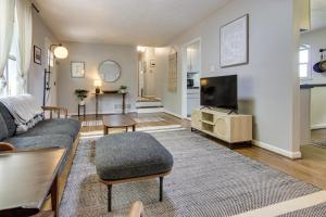 een woonkamer met een bank en een tv bij Asheville Home with Views Near Blue Ridge Parkway! in Asheville