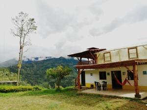 une maison avec vue sur les montagnes dans l'établissement Jardín de la Inmaculada - Cabaña, à Jardín