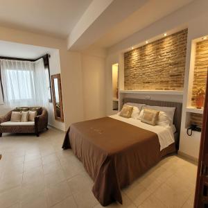 1 dormitorio con 1 cama y 1 silla en una habitación en Domus Romulea, en Bisaccia