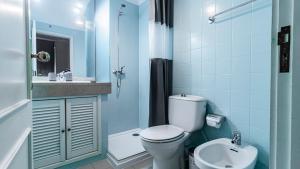 Un baño azul con inodoro y lavabo. en LovelyStay - Porto Beach Apartment, en Oporto 29 fotos más